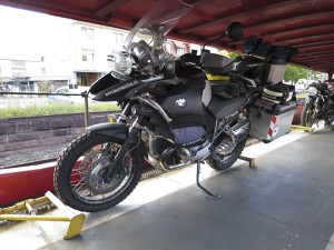 Motorrad auf dem Zug verladen