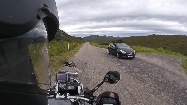 Single Roads in Schottland, Passing Place mit Auto